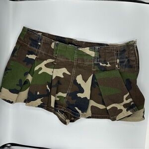 Almost Famous Micro Mini Skirt Shorts Women's Size L Camo Pleated Denim grunge